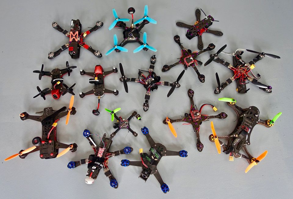 Jak legalnie wykonywać loty rekreacyjne i sportowe dronami dron quadcopter-fpv ironsky