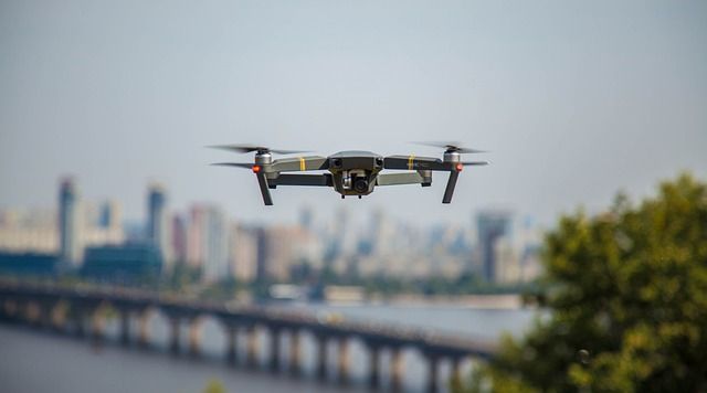 dron w mieście