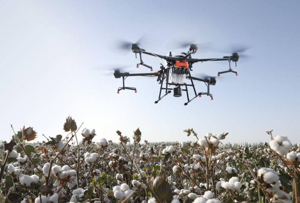 dron rolniczy agras