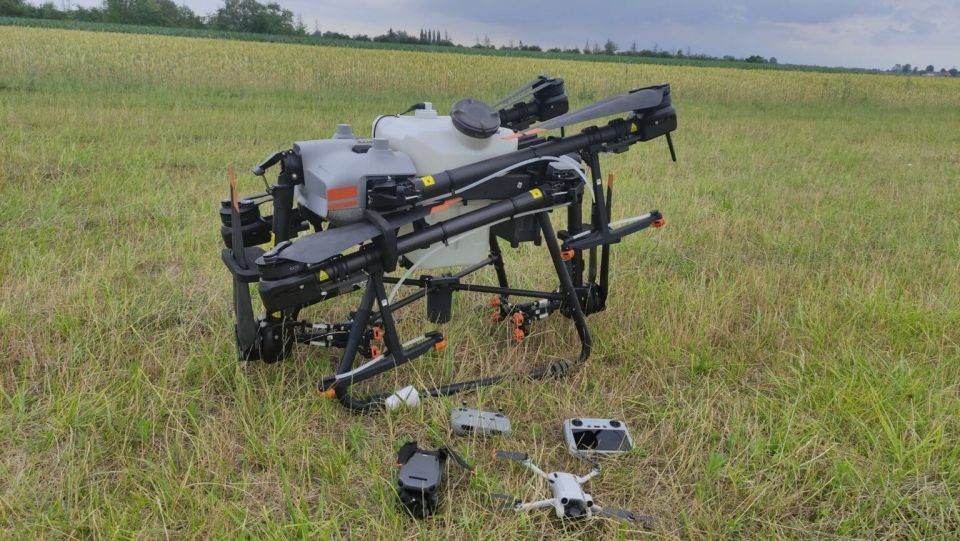 Drona Agras na tle małych dronów DJI mavic