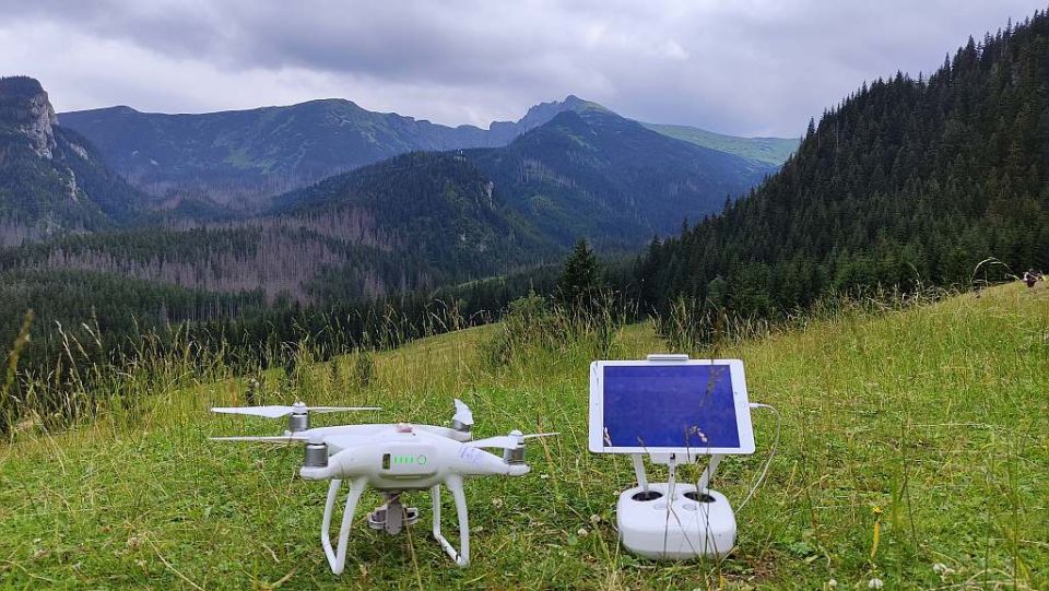 dji phantom czeka aż przeleci śmigłowiec topr szkolenie bvlos zakopane